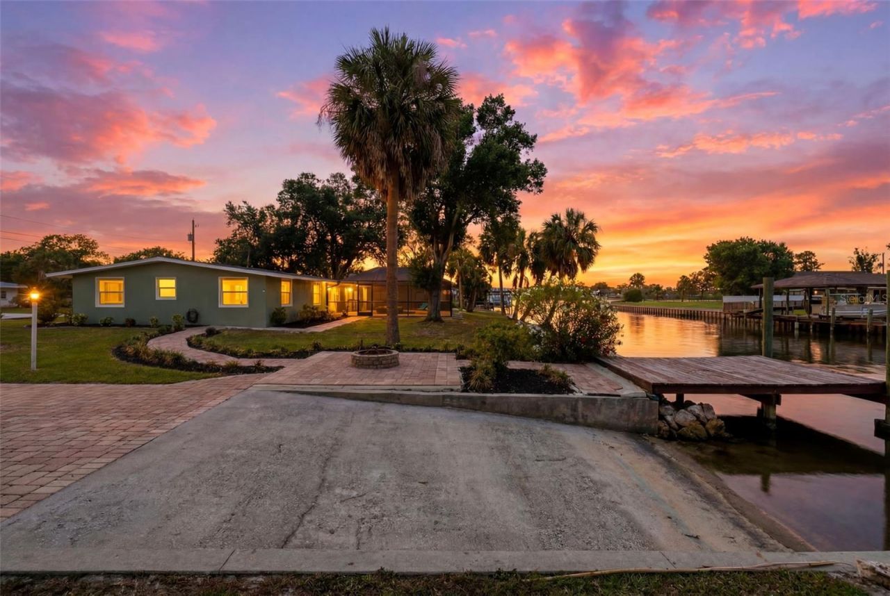 9910 Peninsular Drive, Gibsonton, FL 33534 Photo