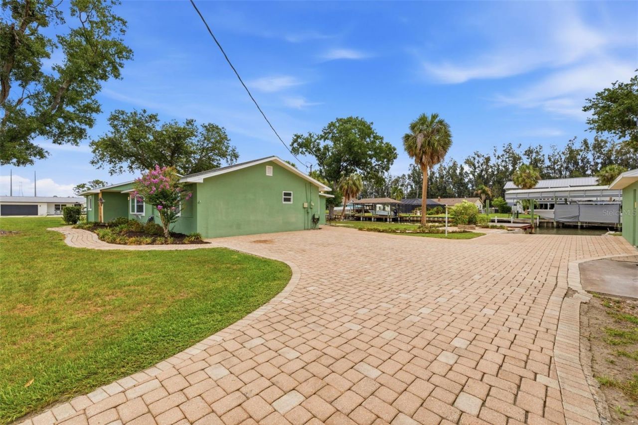9910 Peninsular Drive, Gibsonton, FL 33534 Photo