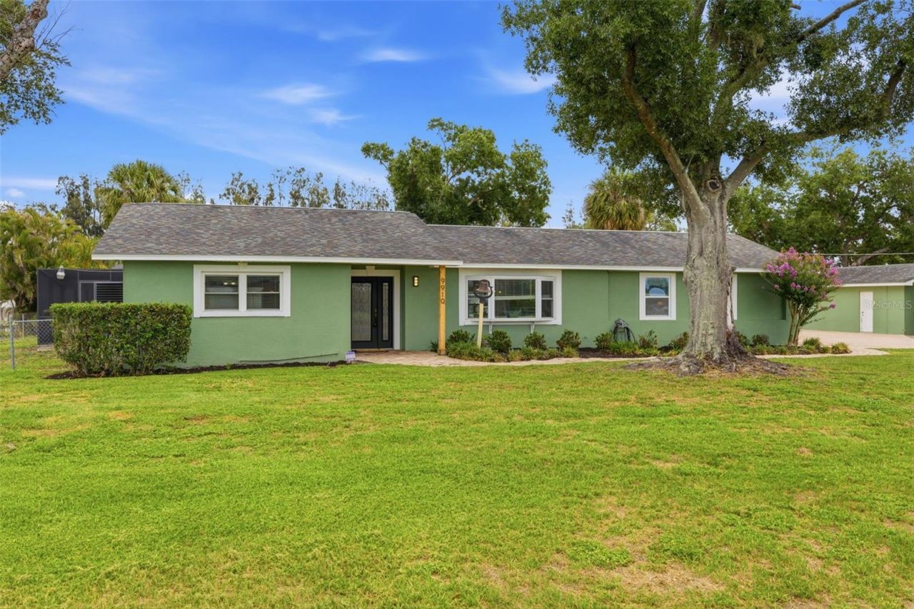 9910 Peninsular Drive, Gibsonton, FL 33534 Photo
