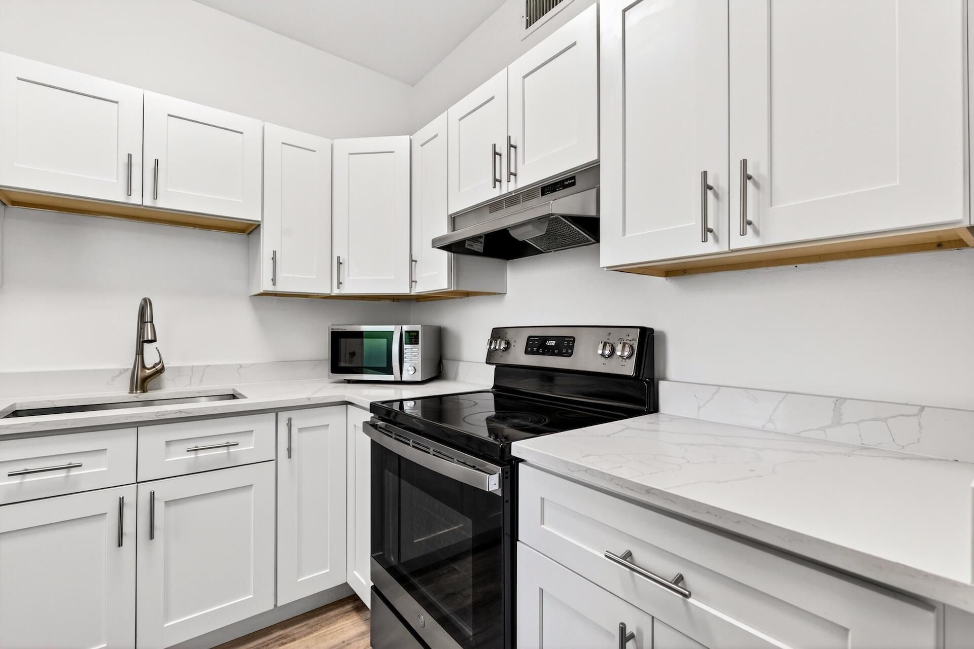 2555 NE 11th Street, Unit 104, Fort Lauderdale, FL 33304 Photo
