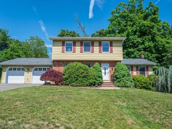 4 Hover Dr, Mount Arlington, NJ 07856