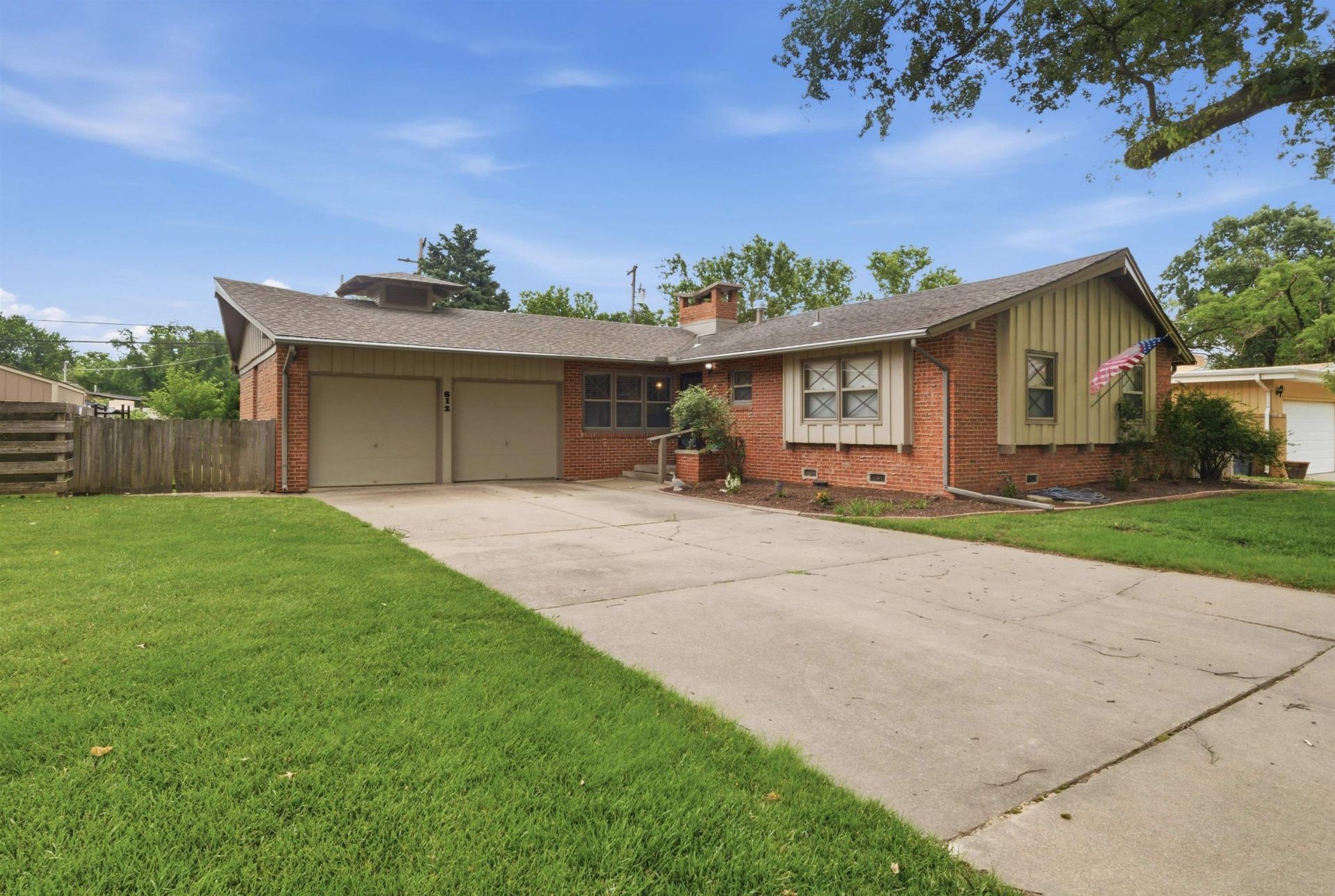 812 N Chipper Ln, Wichita, KS 67212 Main Photo