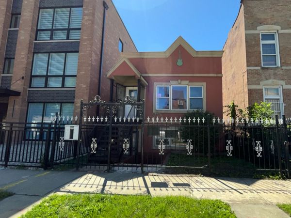 3736 S Calumet Avenue , Chicago, IL 60653