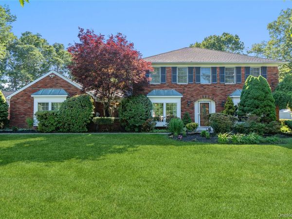 15-17 Park Woods Lane, Kings Park, NY 11754