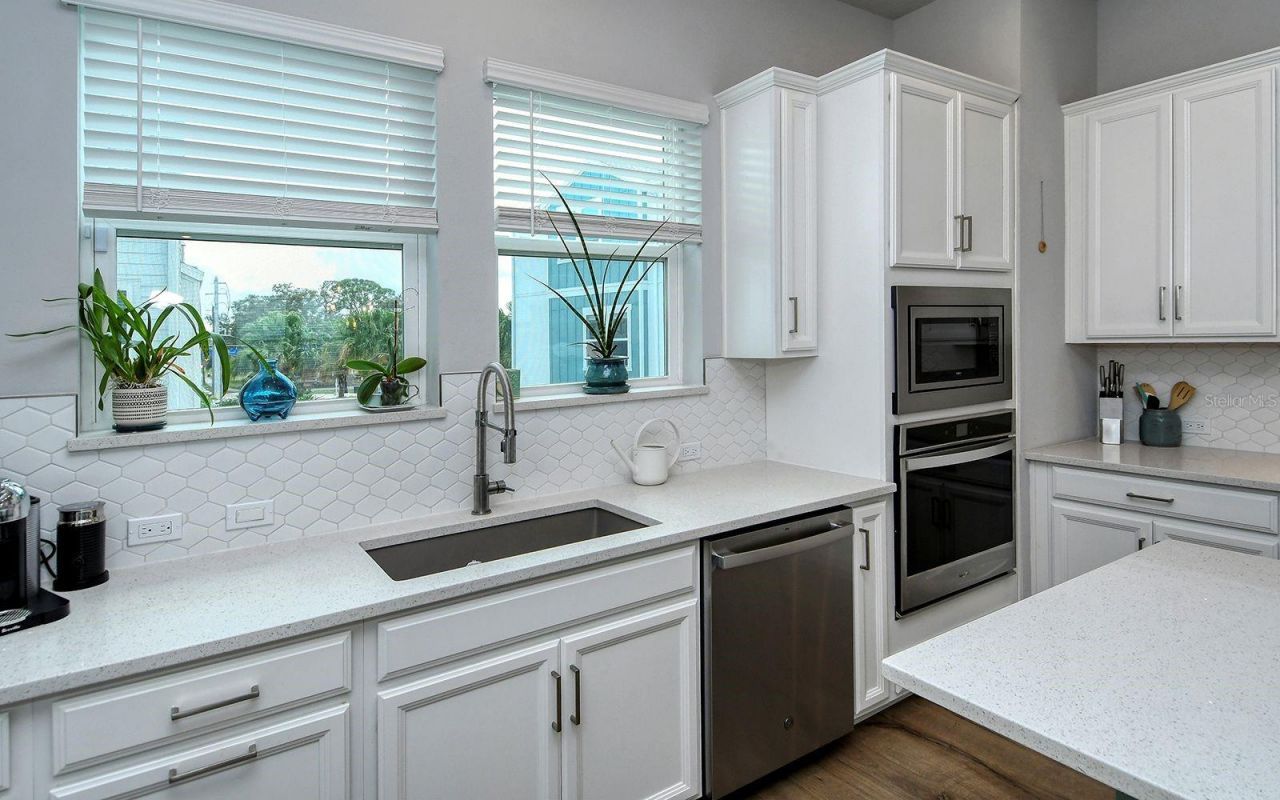 2300 Lindstrom Street , Sarasota, FL 34237 Photo
