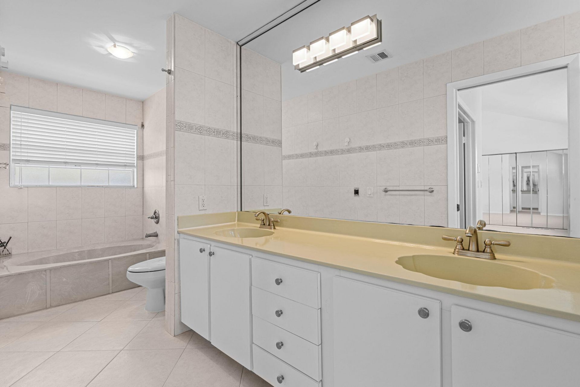 4825 NW 98th Place, Doral, FL 33178 Photo