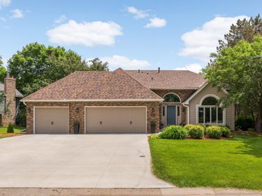 5550 Chatsworth Street N, Shoreview, MN 55126