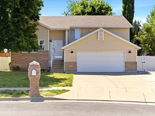 627 W FREMONT CIR N, Centerville, UT 84014