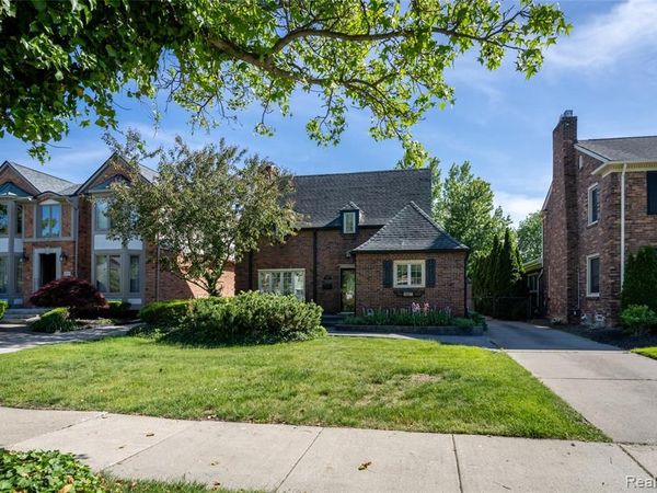 1481 Oxford Road, Grosse Pointe Woods, MI 48236