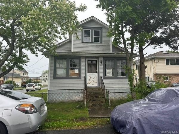 17 Mound Street , Lindenhurst, NY 11757