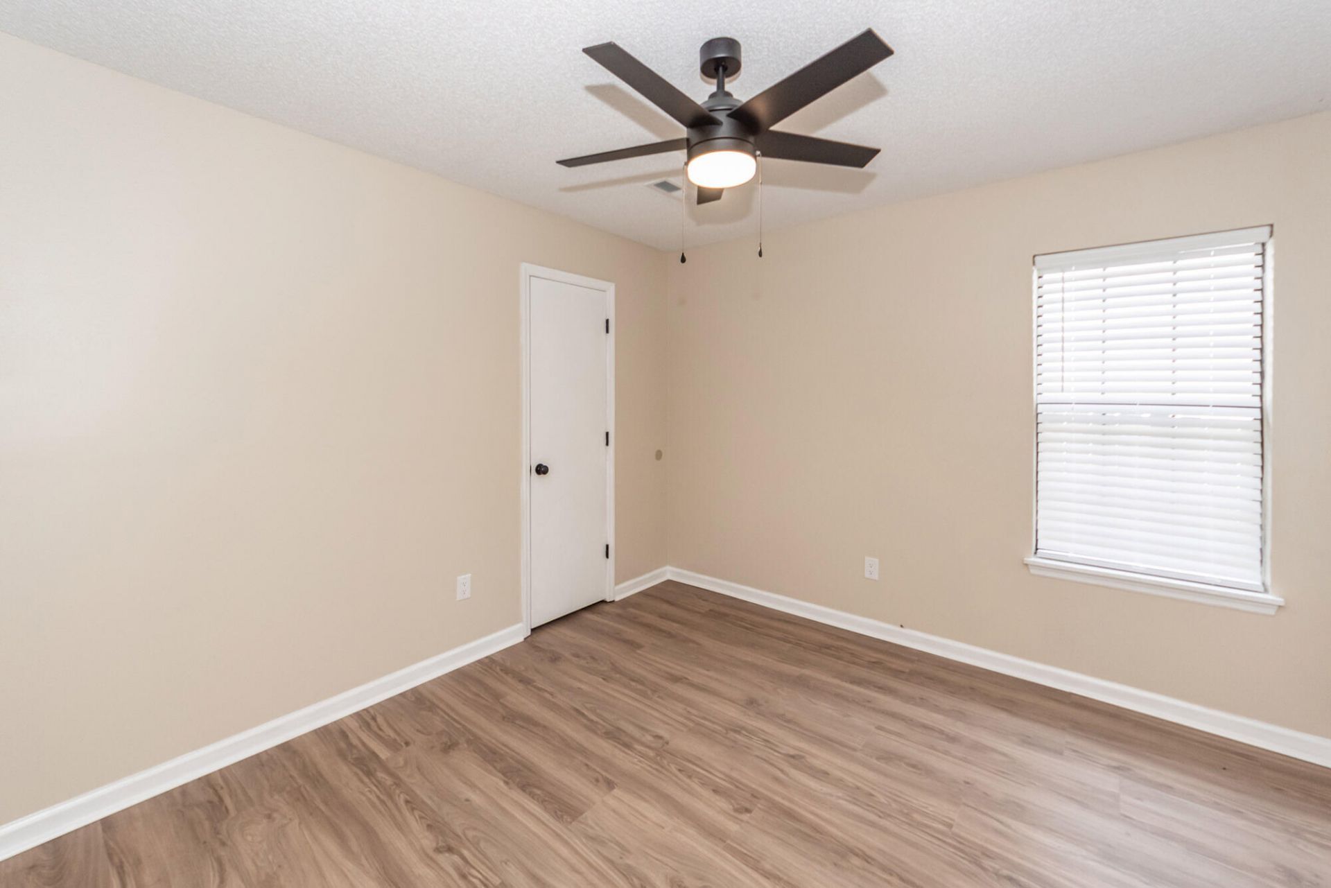 823 Winthrop Street Photo 23