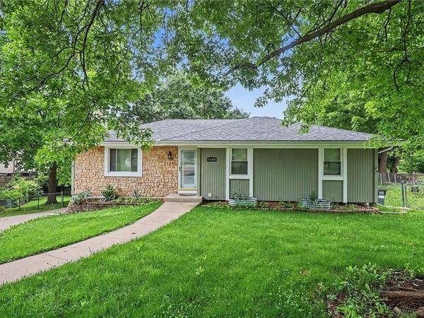 10008 NW 70th Court, Parkville, MO 64152