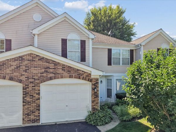 855 W Saratoga Circle, Island Lake, IL 60042