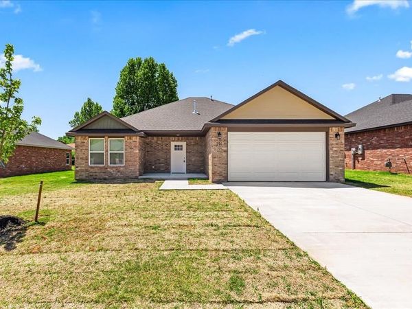 216 E Abbot Lane, Mustang, OK 73064