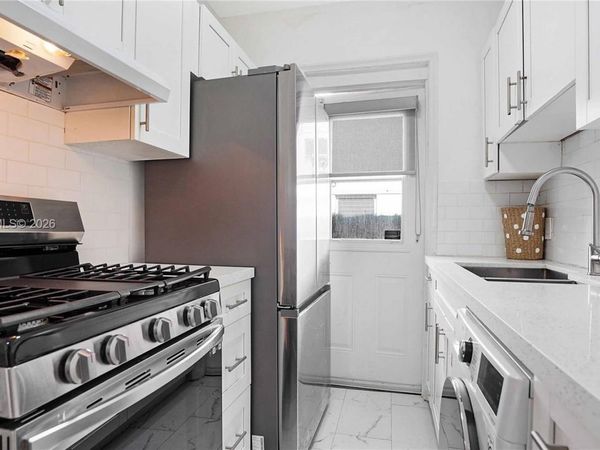 815 W 39 , Miami Beach, FL 33140