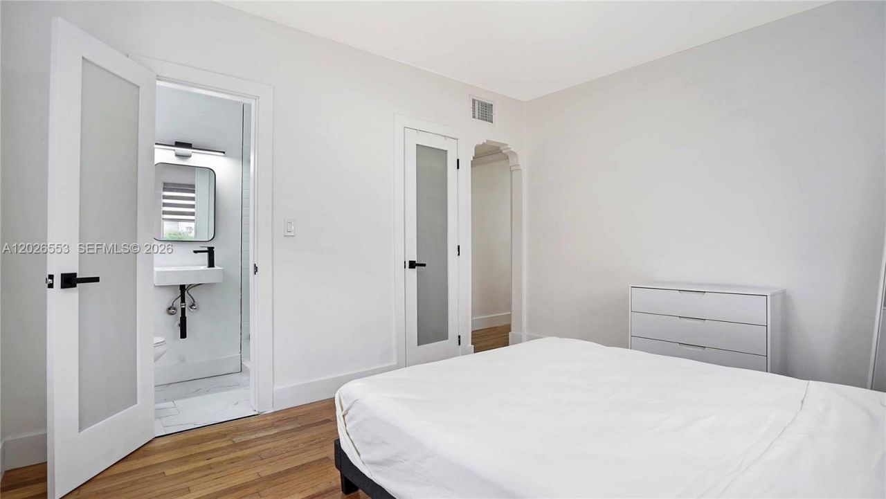 815 W 39 , Miami Beach, FL 33140 Photo