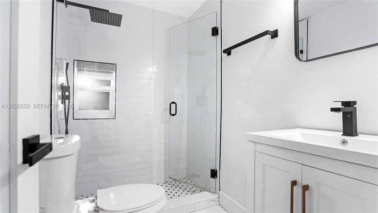 815 W 39 , Miami Beach, FL 33140 Photo