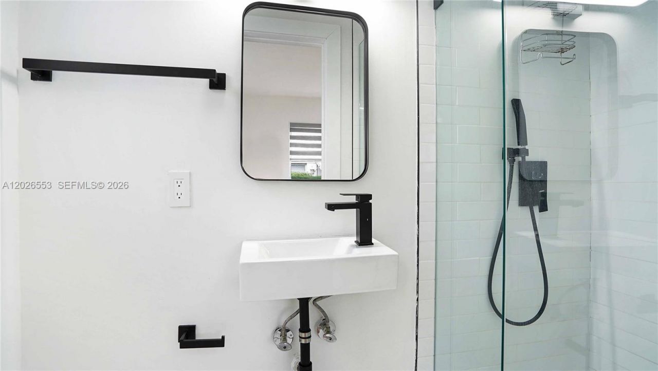 815 W 39 , Miami Beach, FL 33140 Photo