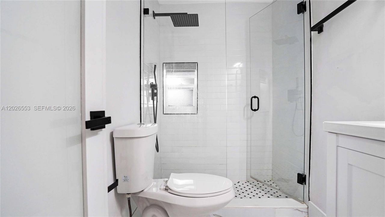 815 W 39 , Miami Beach, FL 33140 Photo