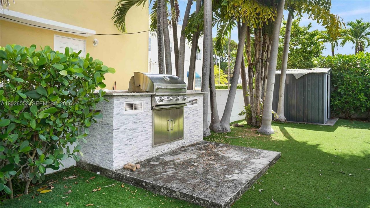815 W 39 , Miami Beach, FL 33140 Photo
