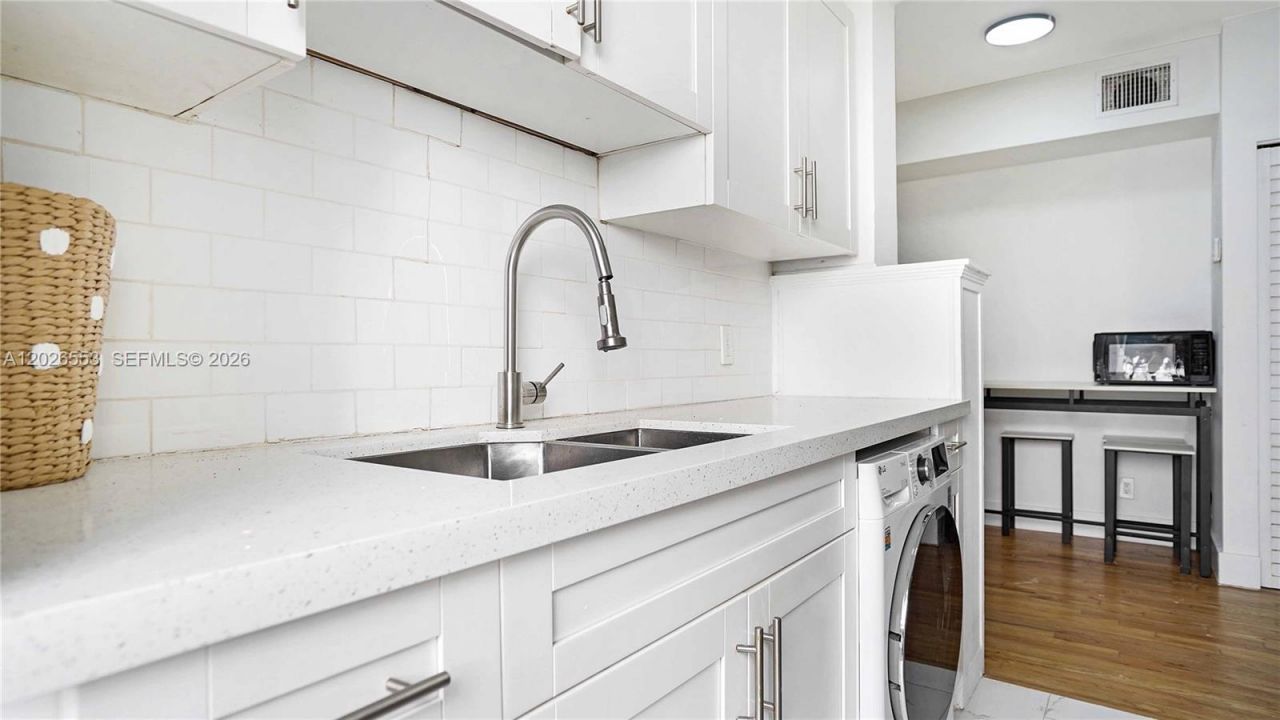815 W 39 , Miami Beach, FL 33140 Photo