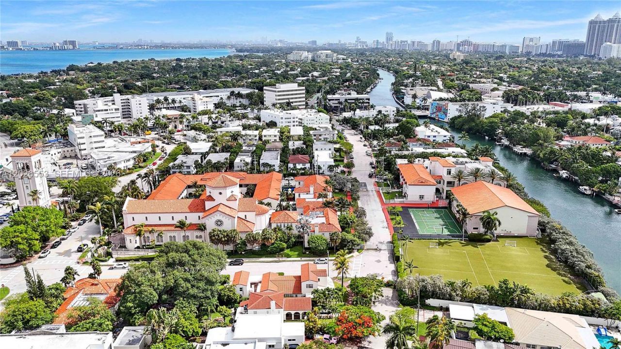 815 W 39 , Miami Beach, FL 33140 Photo
