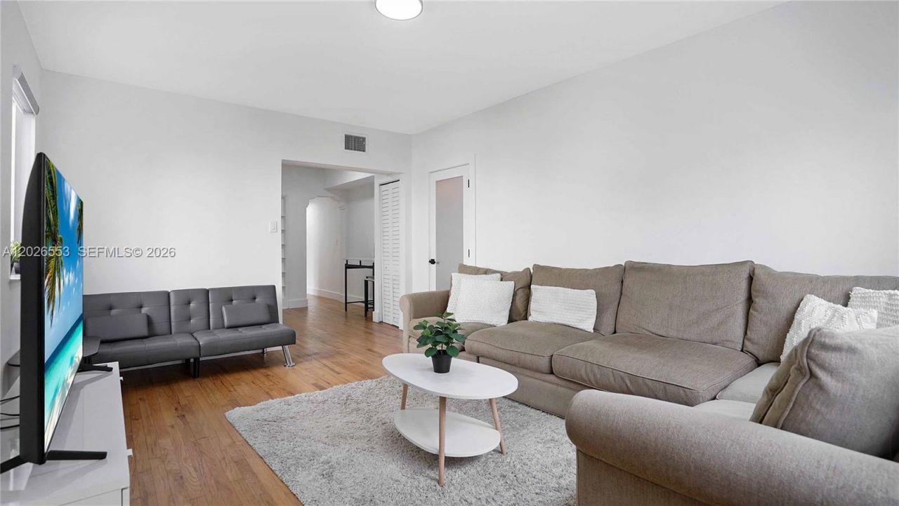 815 W 39 , Miami Beach, FL 33140 Photo