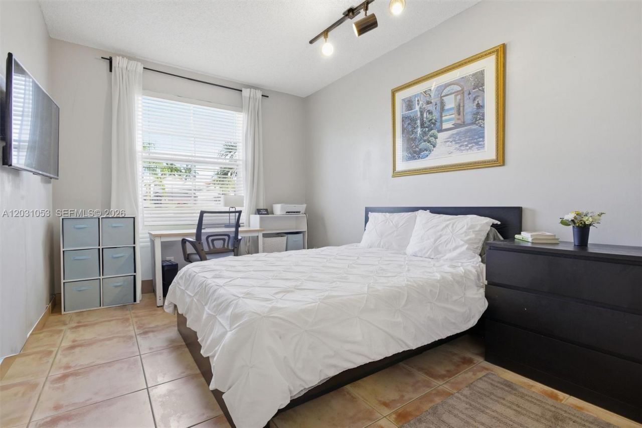2160 NW 188th Ter , Pembroke Pines, FL 33029 Photo