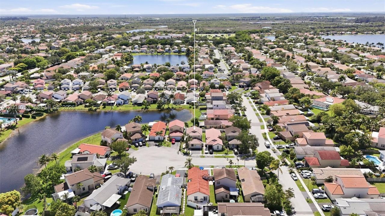 2160 NW 188th Ter , Pembroke Pines, FL 33029 Photo