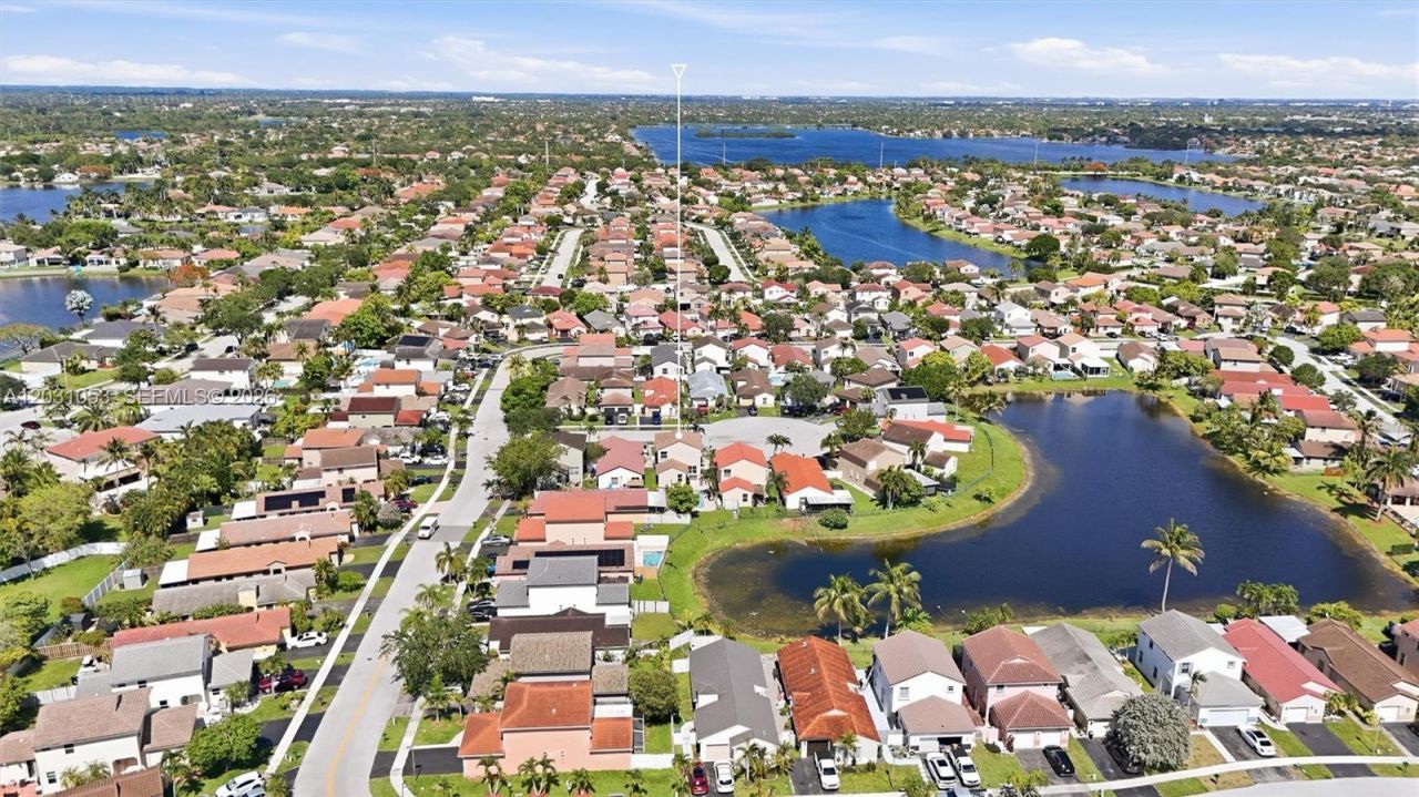 2160 NW 188th Ter , Pembroke Pines, FL 33029 Photo