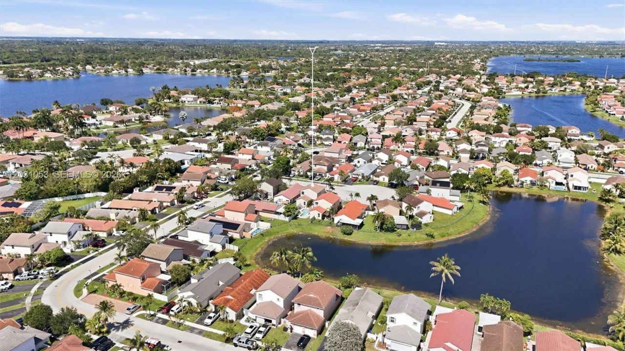 2160 NW 188th Ter , Pembroke Pines, FL 33029 Photo
