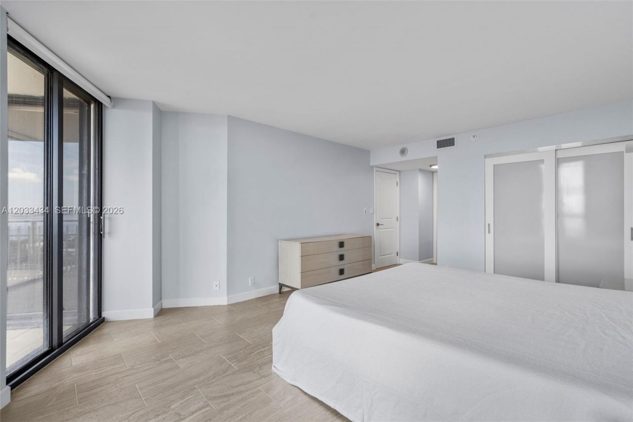 1000 Quayside Ter , Unit 1604, Miami, FL 33138 Photo