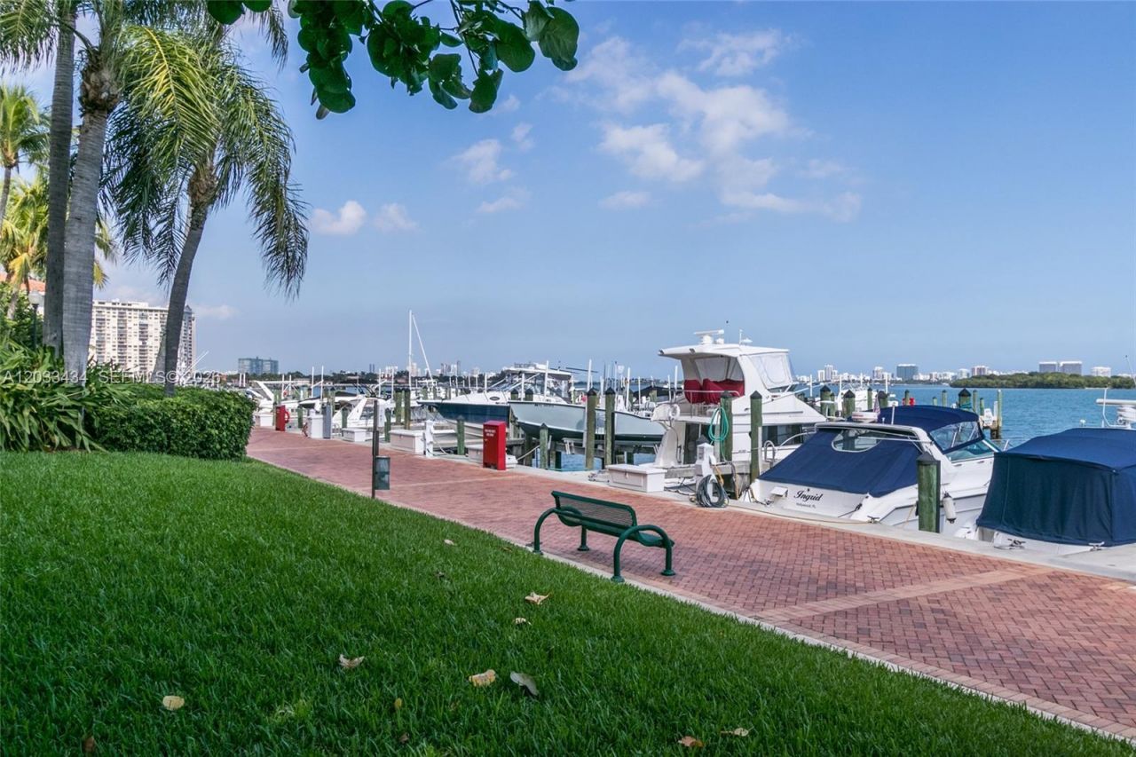 1000 Quayside Ter , Unit 1604, Miami, FL 33138 Photo