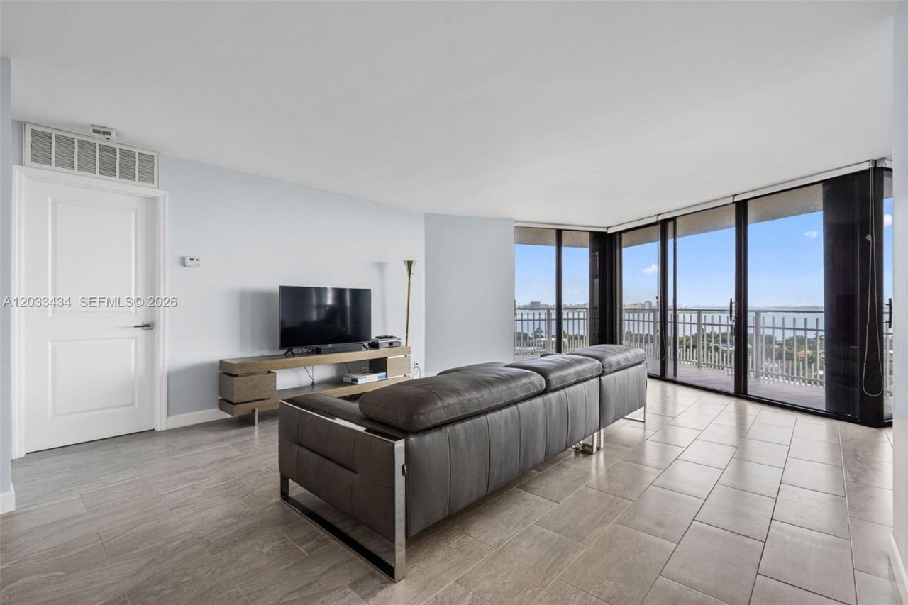 1000 Quayside Ter , Unit 1604, Miami, FL 33138 Photo