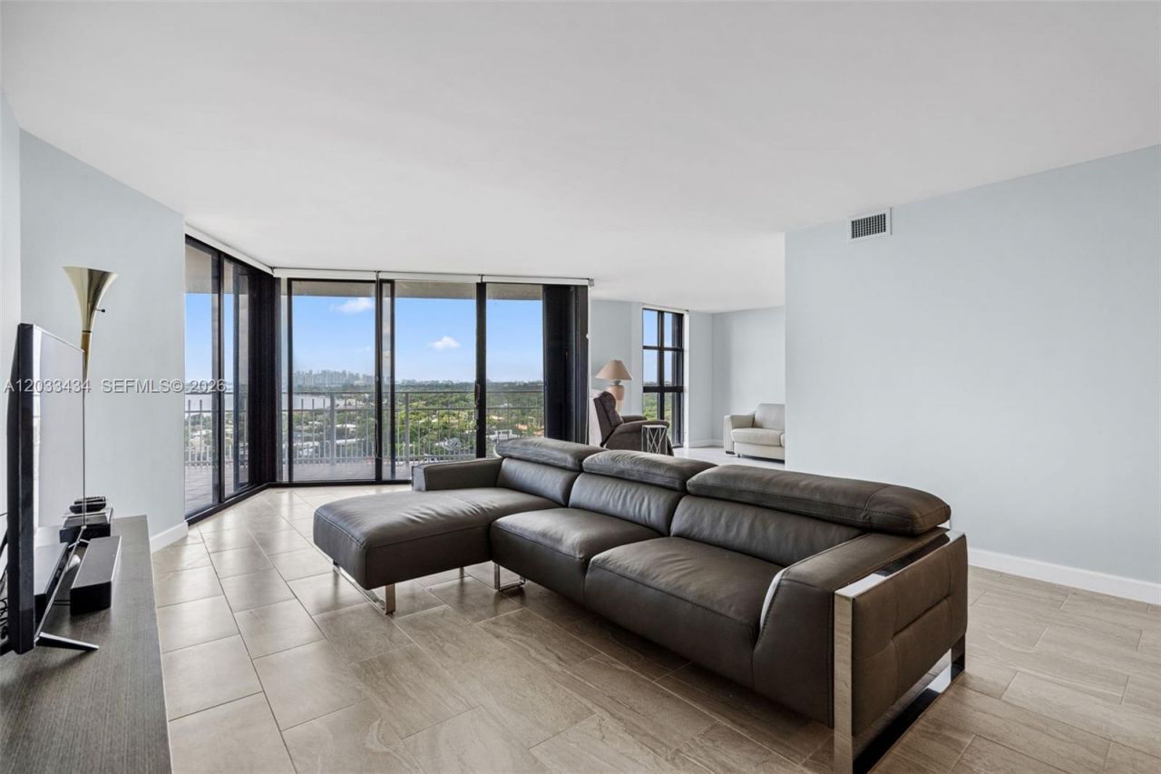 1000 Quayside Ter , Unit 1604, Miami, FL 33138 Photo