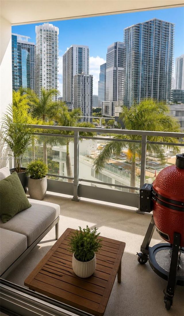 90 SW 3rd St , Unit 1413, Miami, FL 33130 Photo