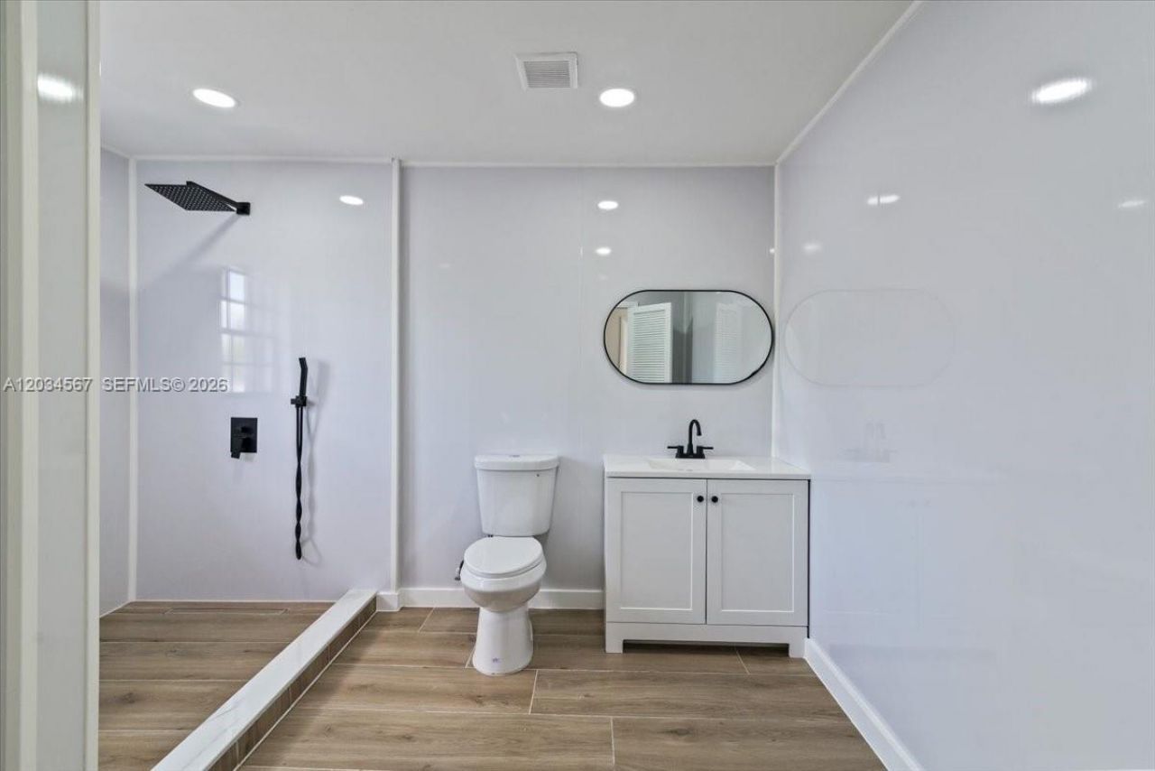1409 NW 44th St, Unit B, Miami, FL 33142 Photo