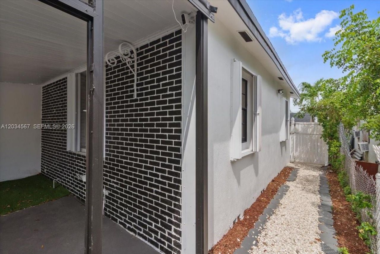 1409 NW 44th St, Unit B, Miami, FL 33142 Photo