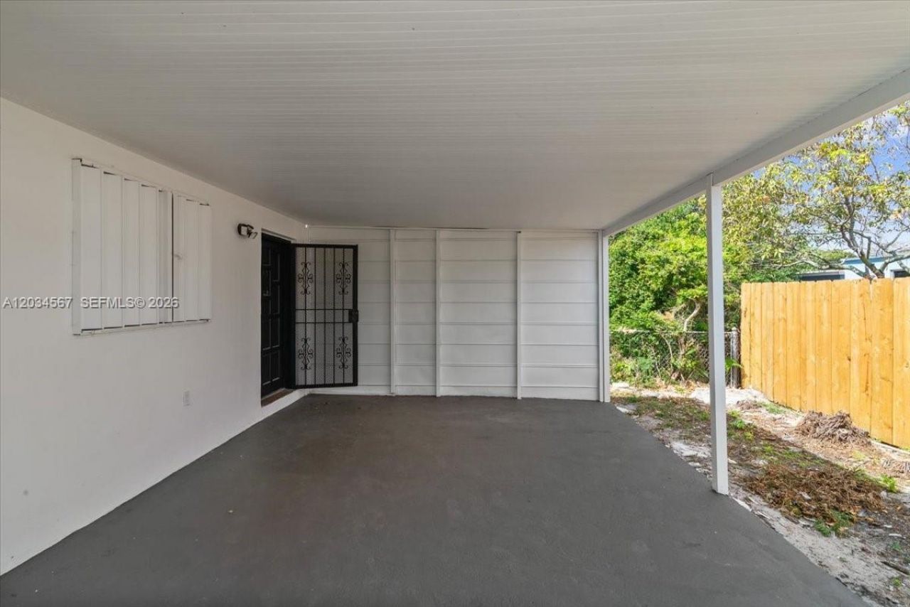 1409 NW 44th St, Unit B, Miami, FL 33142 Photo