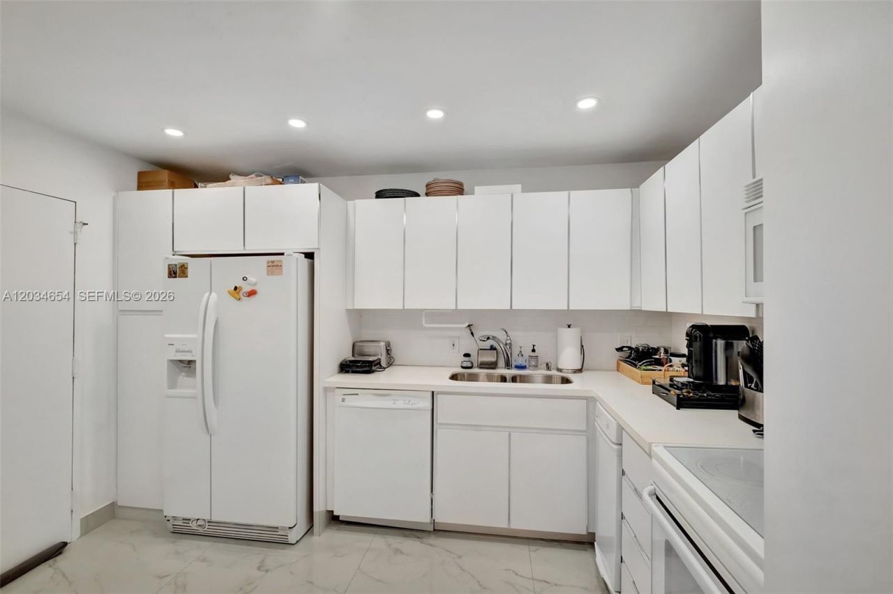 2 Grove Isle Dr , Unit B706, Miami, FL 33133 Photo