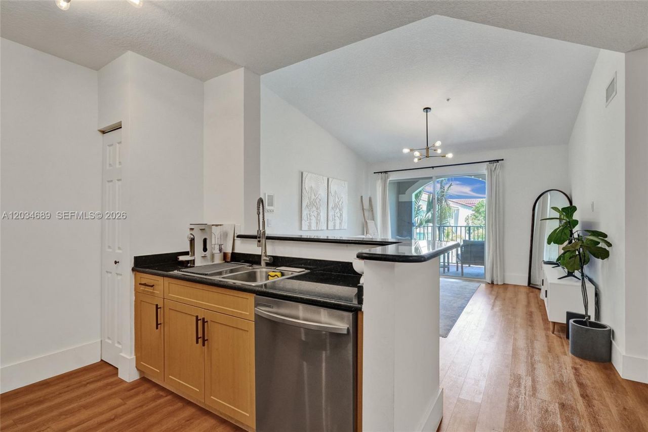 6841 SW 44th St , Unit 305, Miami, FL 33155 Photo