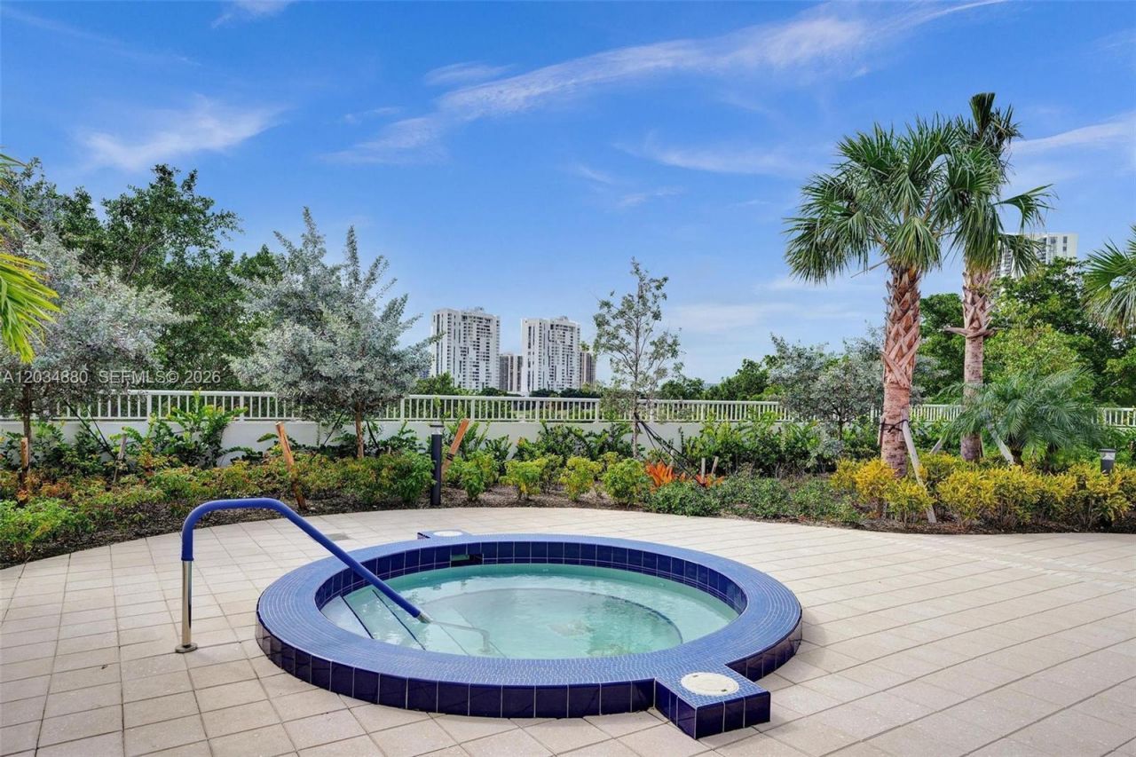 20281 E Country Club Dr , Unit 615, Aventura, FL 33180 Photo