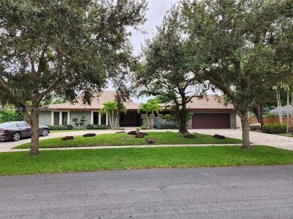 5860 SW 8th St , Plantation, FL 33317