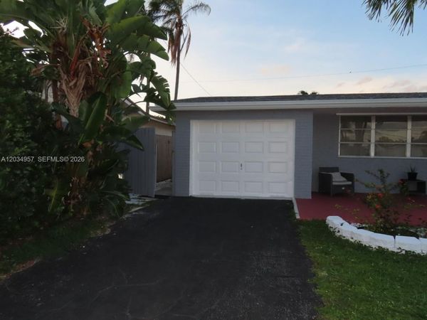 8571 NW 11th St , Unit REAR, Pembroke Pines, FL 33024