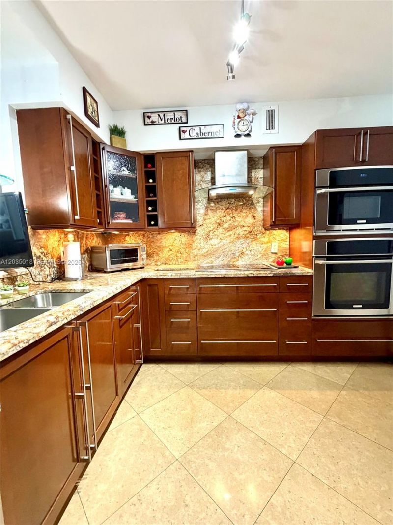 5700 Collins Ave , Unit 14M, Miami Beach, FL 33140 Photo