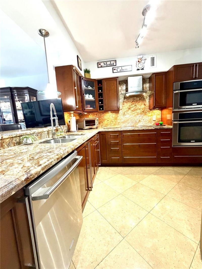 5700 Collins Ave , Unit 14M, Miami Beach, FL 33140 Photo