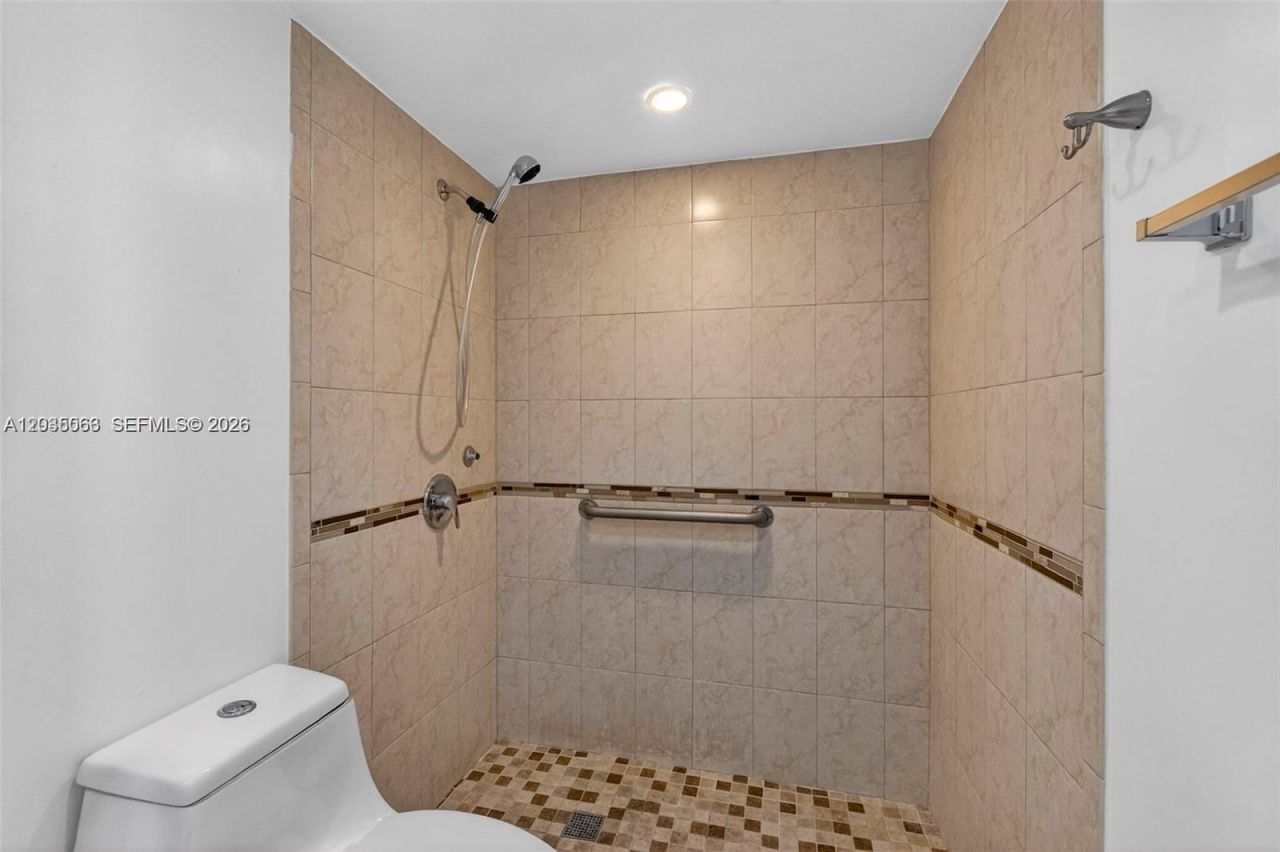 908 Twin Lakes Dr , Unit 8-C, Coral Springs, FL 33071 Photo