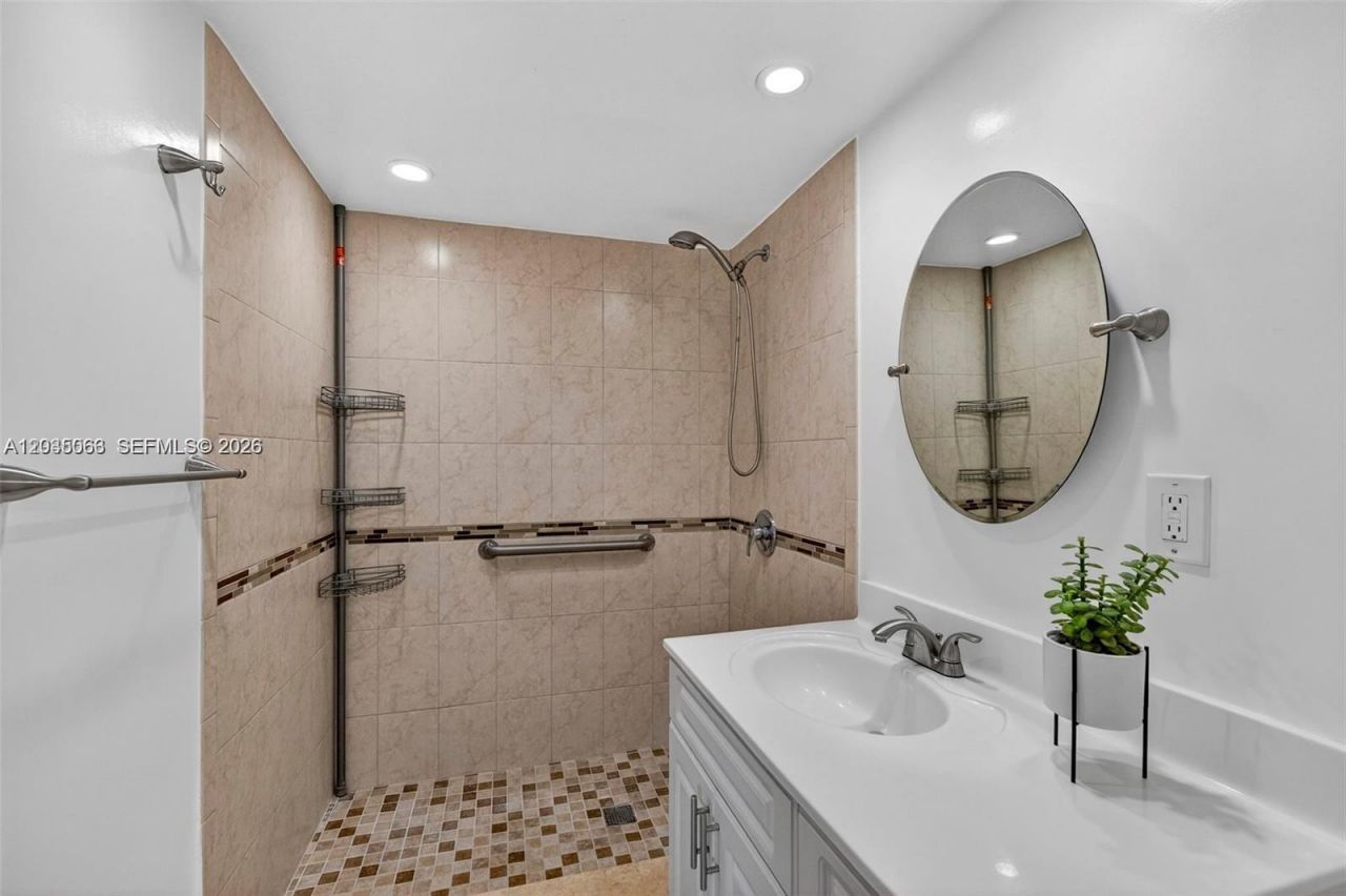 908 Twin Lakes Dr , Unit 8-C, Coral Springs, FL 33071 Photo