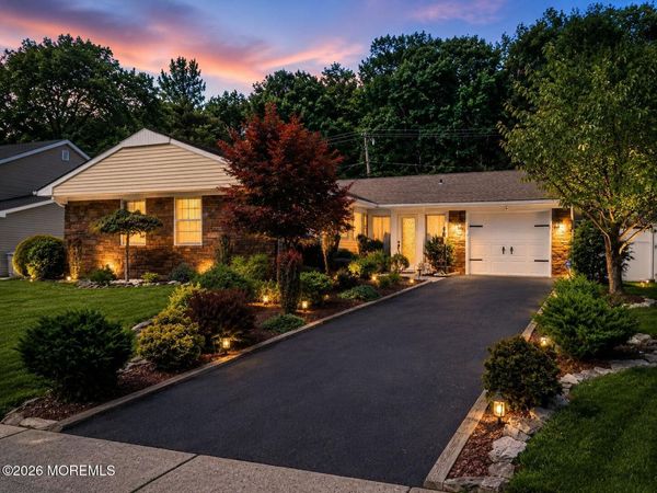 11 Inwood Place, Aberdeen, NJ 07747