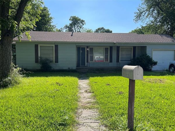 1813 Throckmorton Street , Gainesville, TX 76240